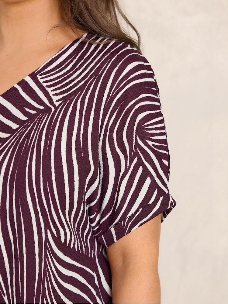 Evans Red Crinkle Jersey V-Neck Top - Image 4 of 4 Evans Red Crinkle Jersey V-Neck Top - Image 4 of 4