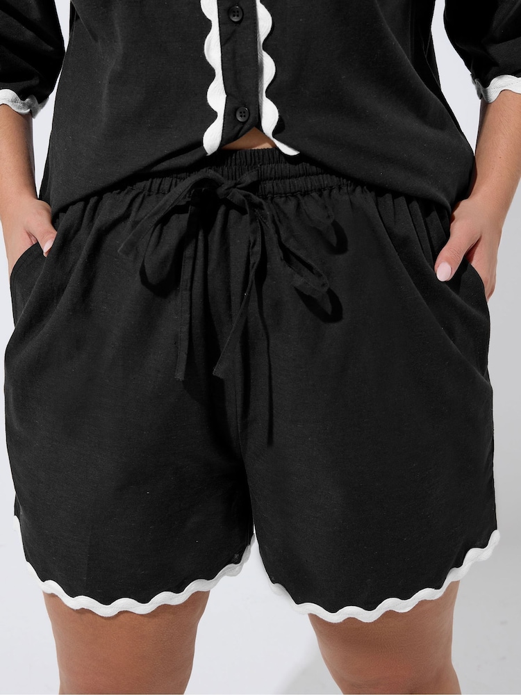Yours Curve Black Limited Scallop Shorts - Image 4 of 4