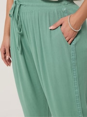 Yours Curve Green Crochet Side Cropped Trousers - Image 4 of 5