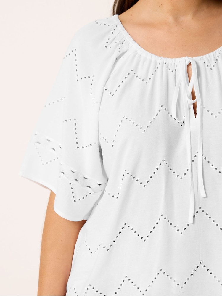 Blanco - Yours Curve Broderie Scallop Blouse - Imagen 4 de 4