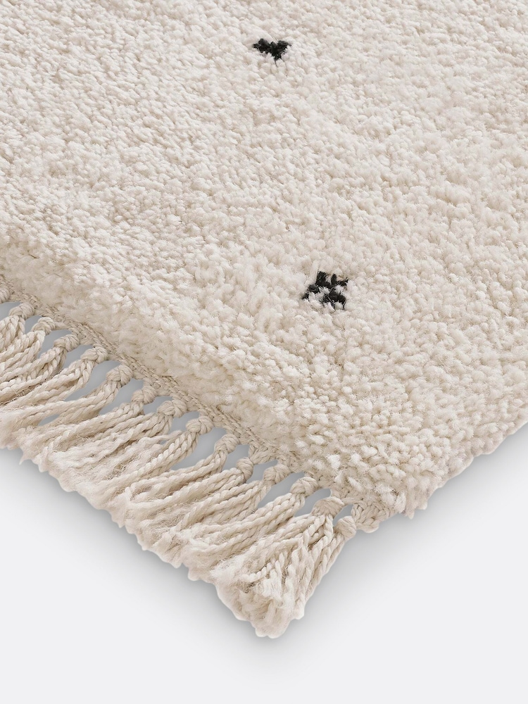 La Redoute Intérieurs White Black Ava Spotted Fringed Berber-Style Rug - Image 3 of 3 La Redoute Intérieurs White Black Ava Spotted Fringed Berber-Style Rug - Image 3 of 3