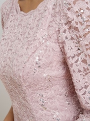 فستان متوسط الطول بصدرية دانتيل وتنورة شيفون Rona من Gina Bacconi - Image 3 of 5