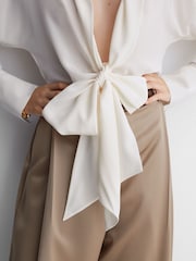 Dramblio kaulo spalvos - Atelier Silk Crepe de Chine Tie-Front marškiniai - 6 paveikslėlis iš 8