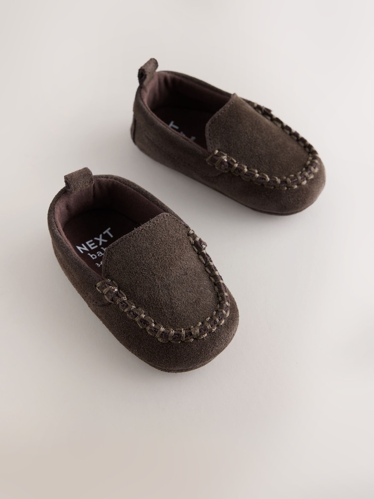 Schokoladenbraun - Baby-Schuhe aus Veloursleder (0–2 M.) - Bild 1 von 5 Schokoladenbraun - Baby-Schuhe aus Veloursleder (0–2 M.) - Bild 1 von 5
