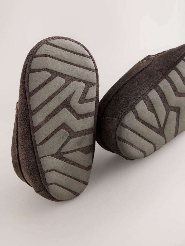Schokoladenbraun - Baby-Schuhe aus Veloursleder (0–2 M.) - Bild 5 von 5 Schokoladenbraun - Baby-Schuhe aus Veloursleder (0–2 M.) - Bild 5 von 5
