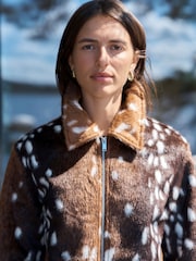 Brown Animal Deer Print - Kurtka ze sztucznego futerka - Obraz 4 z 7