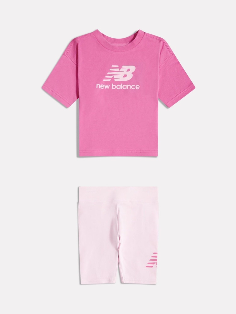 Conjunto de camiseta y shorts de ciclismo con logotipo apilado de New Balance - Imagen 1 de 3
