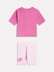 Conjunto de camiseta y shorts de ciclismo con logotipo apilado de New Balance - Imagen 2 de 3
