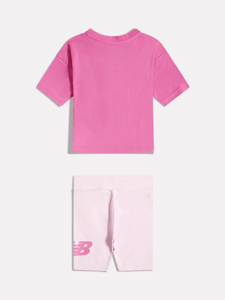 Conjunto de camiseta y shorts de ciclismo con logotipo apilado de New Balance - Imagen 2 de 3