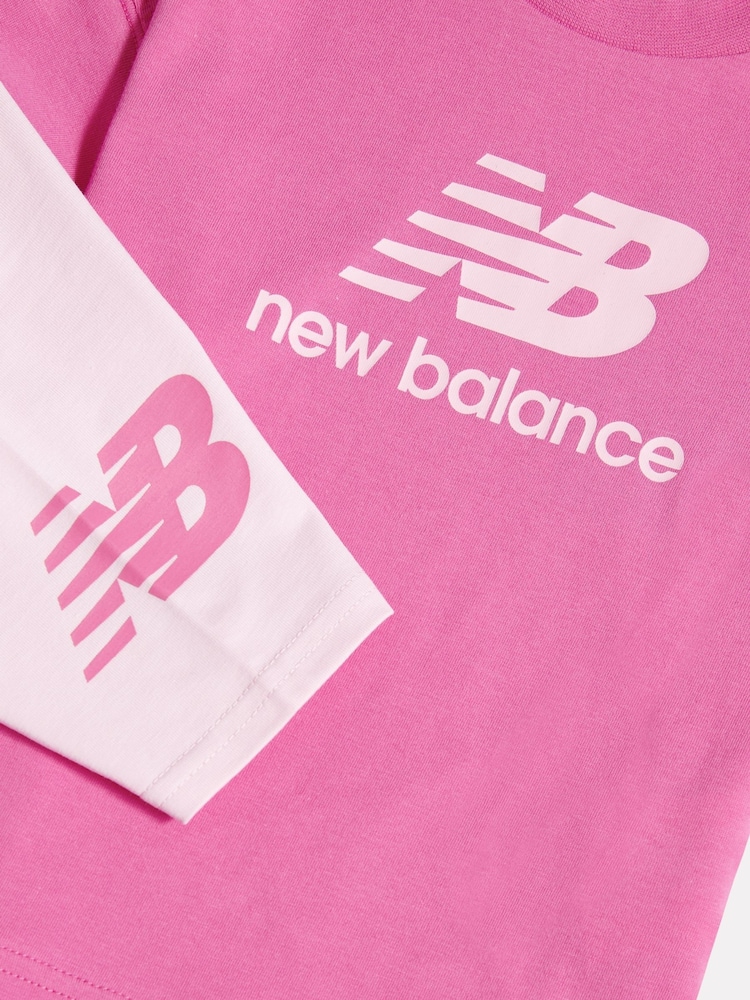 Conjunto de camiseta y shorts de ciclismo con logotipo apilado de New Balance - Imagen 3 de 3
