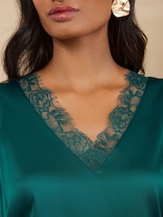 Skovgrøn - Love & Roses Satin Vest med V-hals og blondekant foran - Billede 2 af 5