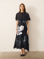 Imprimé fleuri Elegance Noir - CERENE Slip dress en Satin avec cape transparente amovible - Image 1 de 12