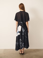 Imprimé fleuri Elegance Noir - CERENE Slip dress en Satin avec cape transparente amovible - Image 3 de 12
