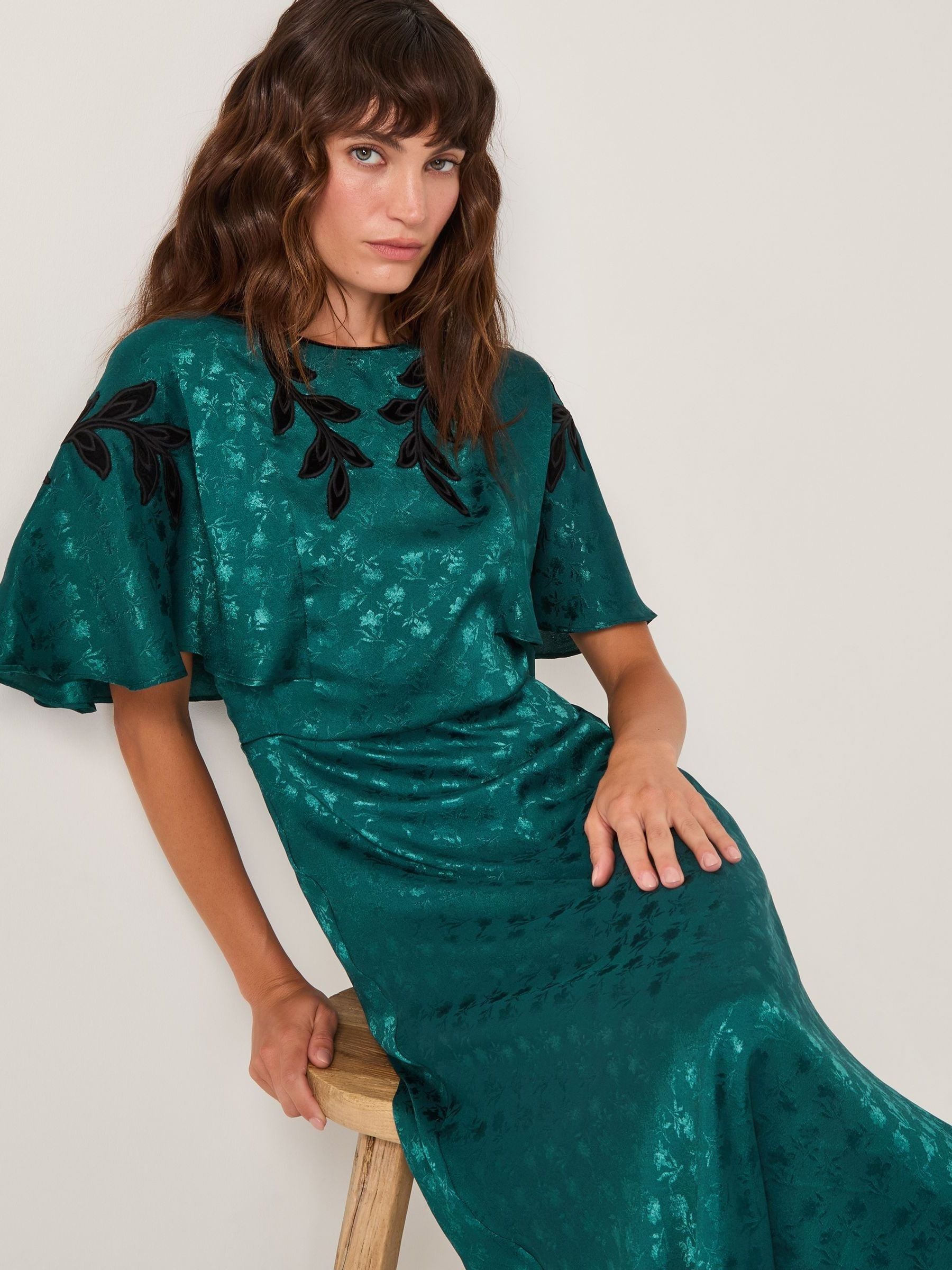 Next：日本 Monsoon Bianca 刺繍入りフローラルケープミディドレス