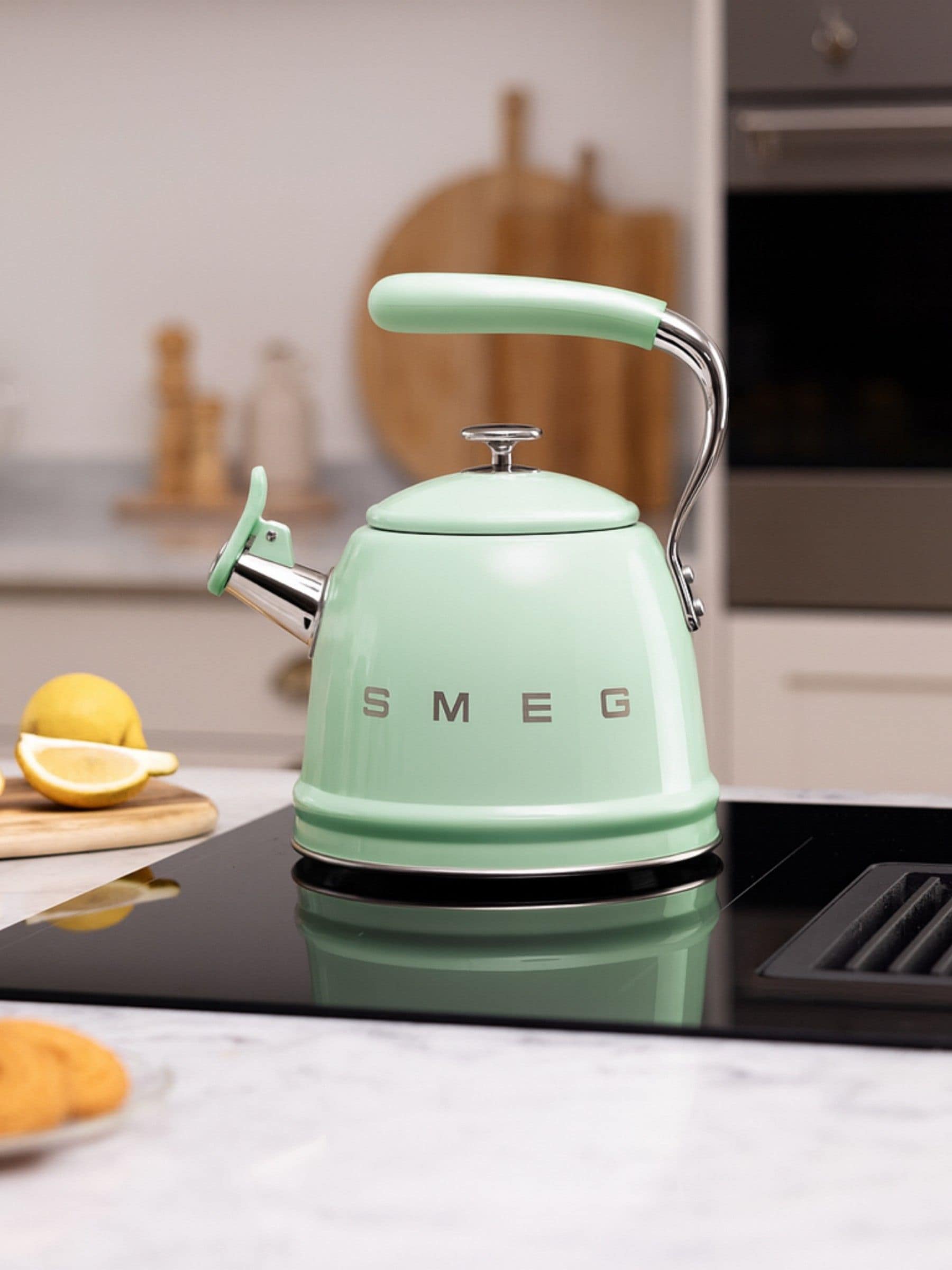 Smeg Unisex Pastel Green 50'S Style Whistling Kettle 2.3L - Image 1