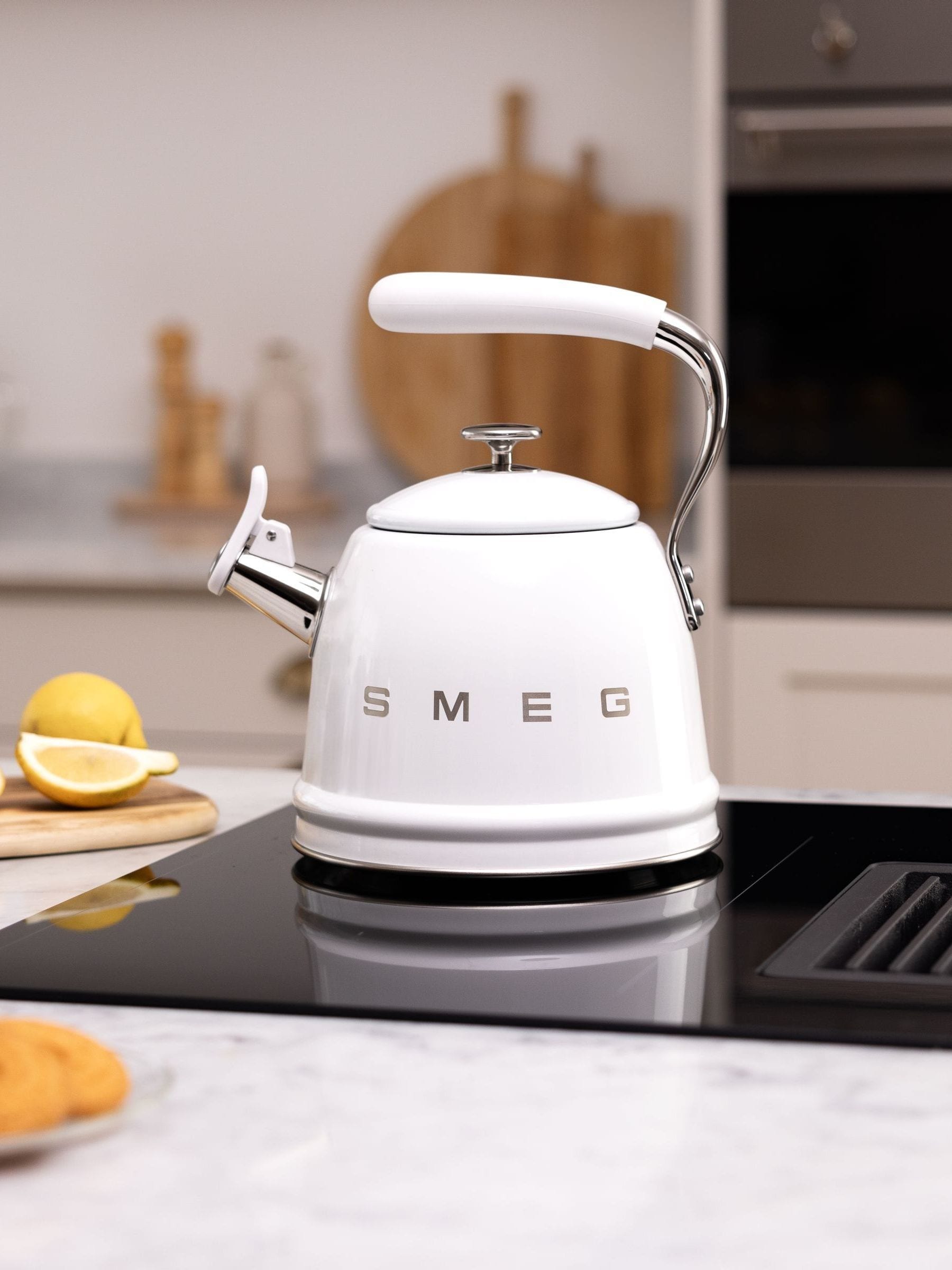 Smeg WKF01WH Whistling Kettle, 2.3 litres with Steam Whistle, Cool Touch Handle & Practical Spout, White | Size: A - Image 9