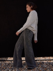 Mint Velvet Textured Diamante Wide Jeans - Imagen 2 de 7