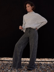 Mint Velvet Textured Diamante Wide Jeans - Imagen 4 de 7