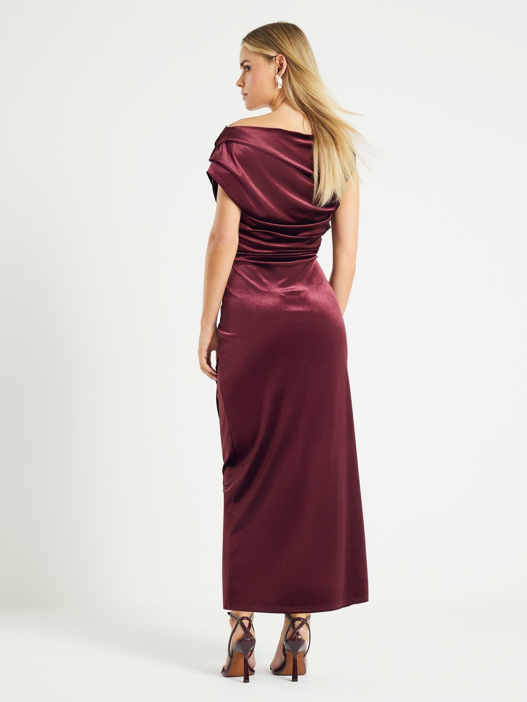 Comprar Vestido midi drapeado de veludo sem mangas River Island
