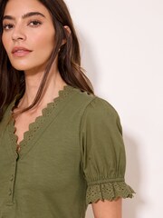 Vert kaki - Lipsy haut en jersey boutonné avec col en V - Image 2 de 4