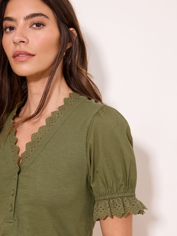 Vert kaki - Lipsy haut en jersey boutonné avec col en V - Image 2 de 4