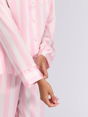 Rosa - Boux Avenue Oversized Satin Revere & Pyjamas Set - Imagen 2 de 5