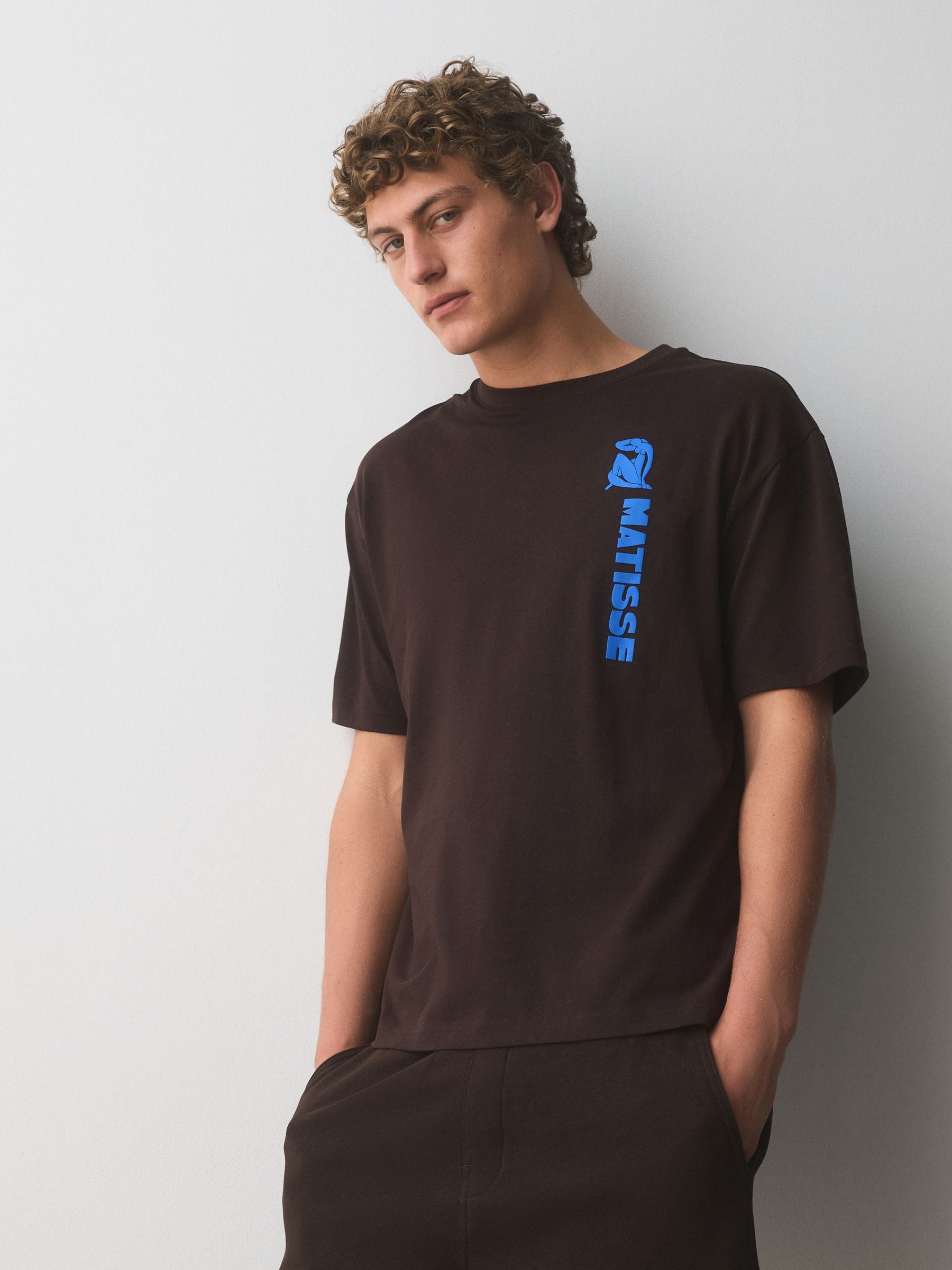 Next：日本 ブラウン・マティス - アーティスト Tシャツ from Next Japan
