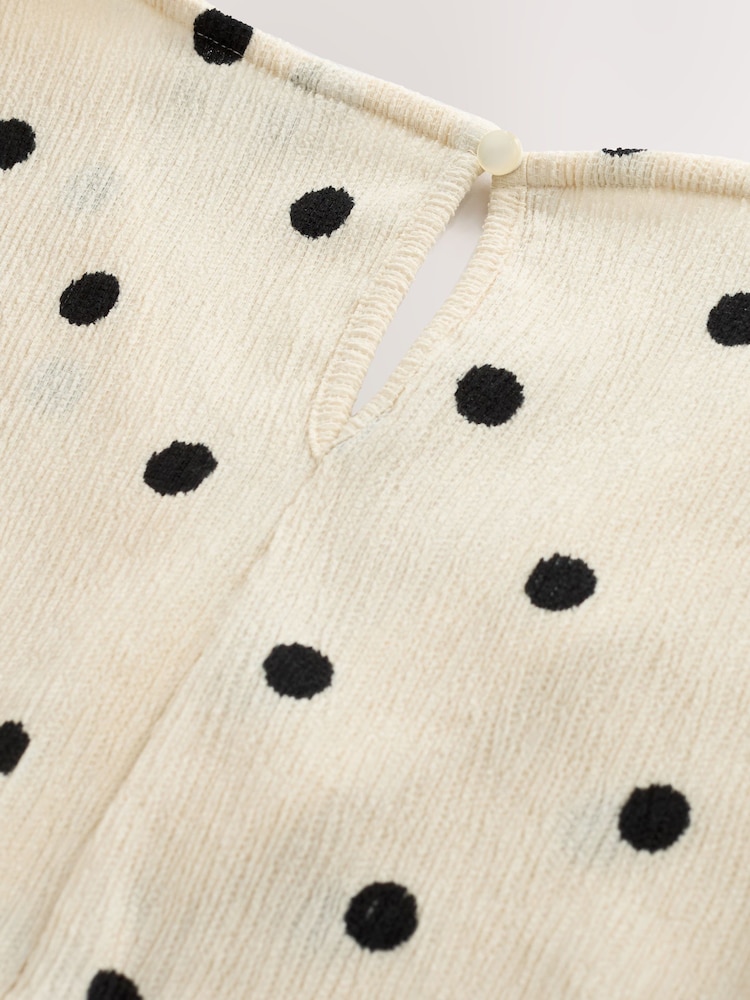 Lunares negros/crudos - Mono corto texturizado de manga corta con Cuello de pico - Imagen 8 de 8 Lunares negros/crudos - Mono corto texturizado de manga corta con Cuello de pico - Imagen 8 de 8