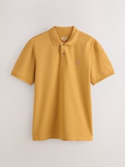 مطرزة باللون الأصفر الخردلي - تلبيس قياسي - قميص بولو بيكيه بكُم قصير - صورة 1 من 3