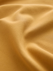 مطرزة باللون الأصفر الخردلي - تلبيس قياسي - قميص بولو بيكيه بكُم قصير - صورة 2 من 3