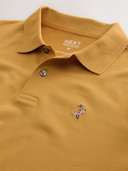 مطرزة باللون الأصفر الخردلي - تلبيس قياسي - قميص بولو بيكيه بكُم قصير - صورة 3 من 3