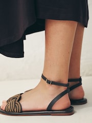 Tan खैरो - सधैंभरि कम्फर्ट ® बुनेको फ्ल्याट स्यान्डल - 9मध्ये 5 तस्बिर