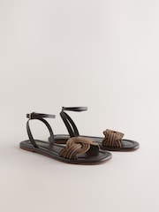 Tan खैरो - सधैंभरि कम्फर्ट ® बुनेको फ्ल्याट स्यान्डल - 9मध्ये 6 तस्बिर