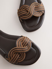 Tan खैरो - सधैंभरि कम्फर्ट ® बुनेको फ्ल्याट स्यान्डल - 9मध्ये 8 तस्बिर