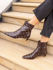 Marrón - Novo Wide Fit Kiki Studded Bajo Heel Ankle Boots - Imagen 1 de 6