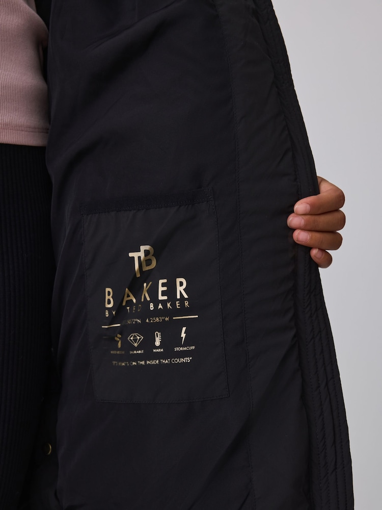 Baker By Ted Baker Spritzwasserabweisender, langer wattierter Mantel mit Stickerei - Bild 7 von 7 Baker By Ted Baker Spritzwasserabweisender, langer wattierter Mantel mit Stickerei - Bild 7 von 7