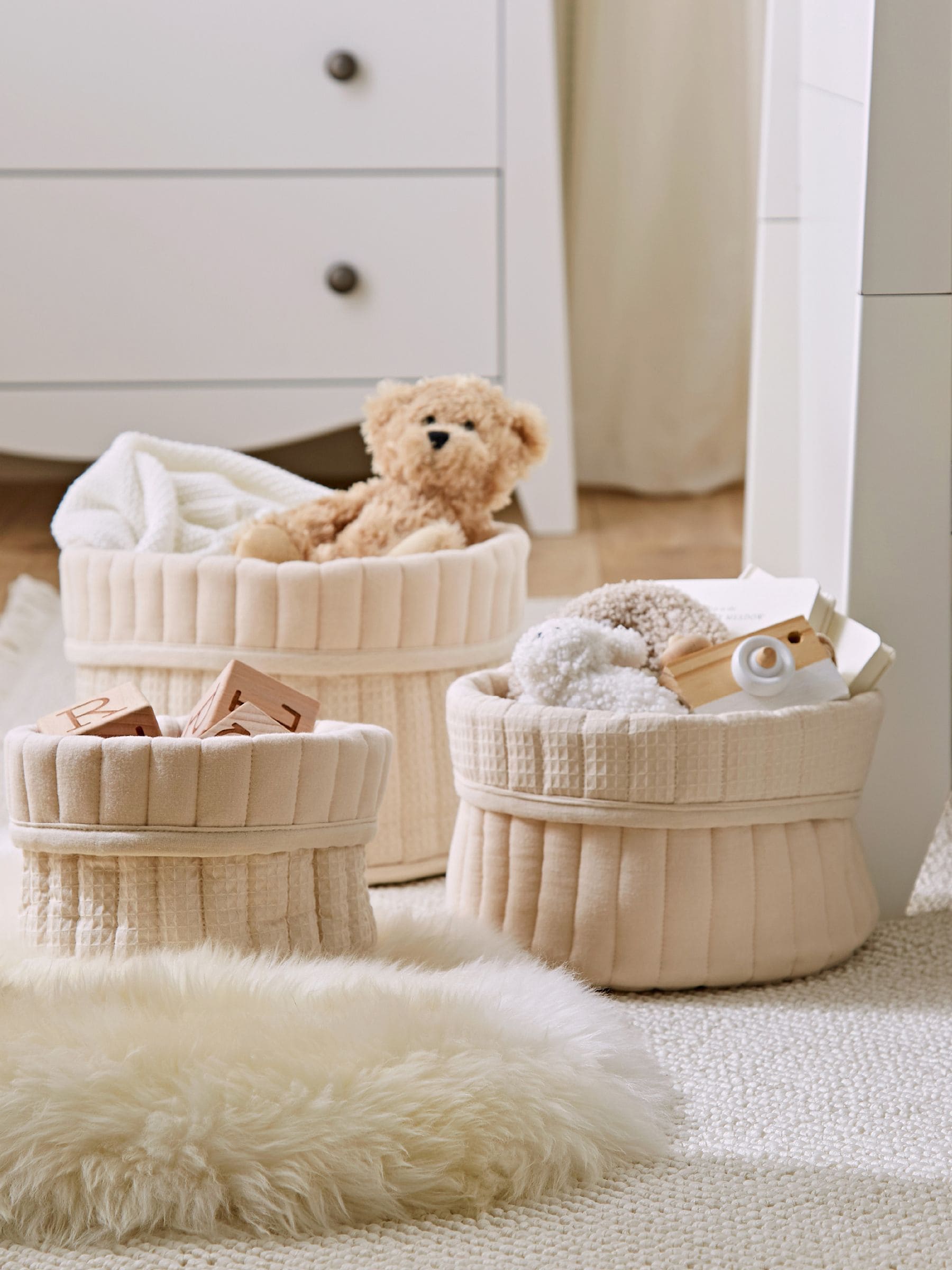 CuddleCo 3 Pack Storage Baskets in Cream Waffle Fabric for Nursery Organisation - Image 4