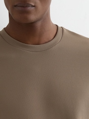 بني فاتح - تيشِرت بارز الملمس بياقة بحافة مستديرة Jack من Reiss - صورة 3 من 6