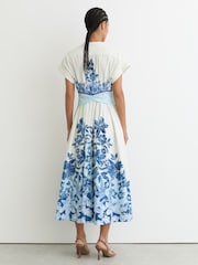 Reiss Blue/Ivory Sawyer Cotton Floral Belted Midi Dress with Stretch - Image 5 of 6