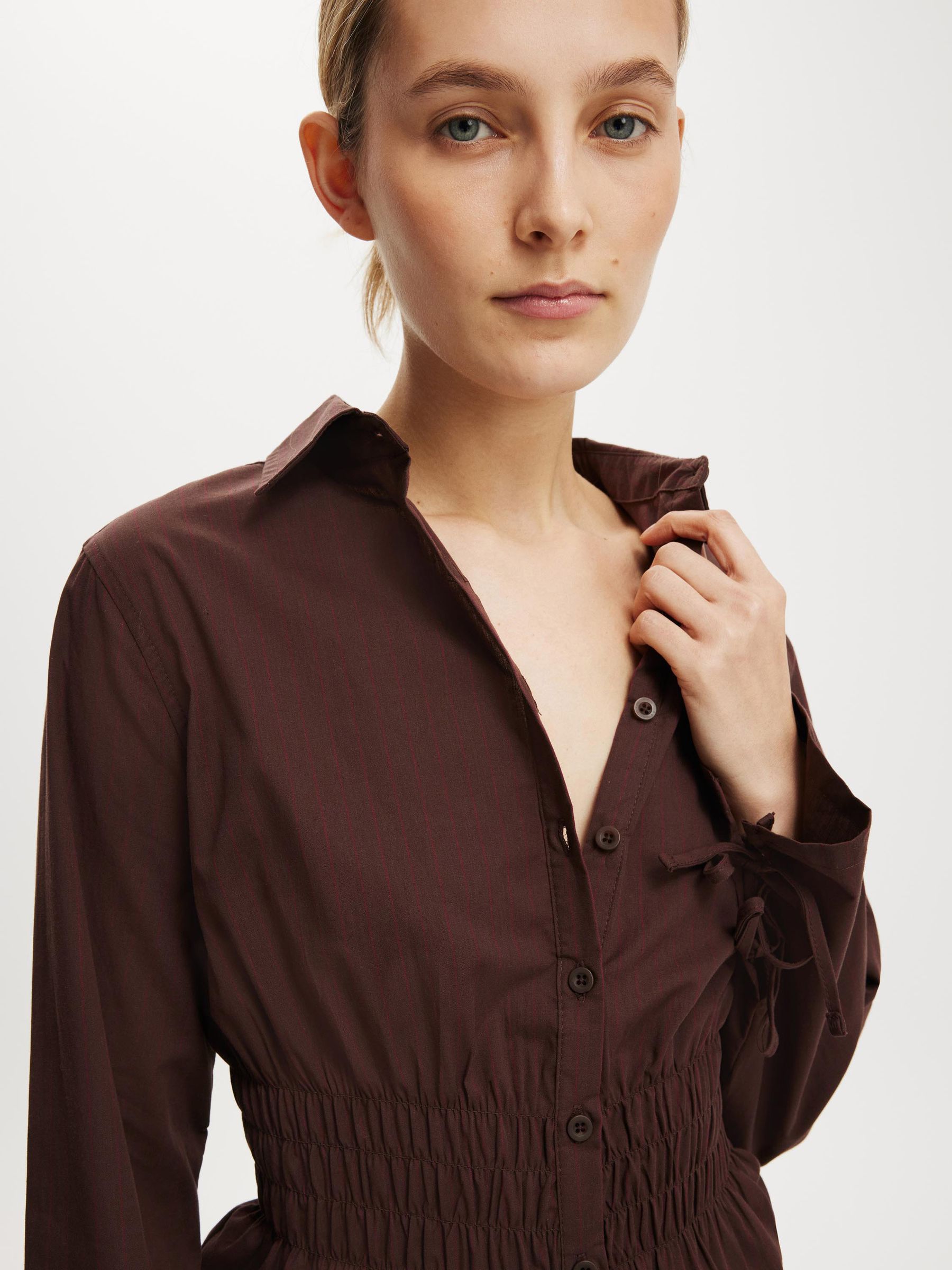 ブラウン ボタンアップ長袖シャツ Next：日本 ブラウン - Cotton On ギャザー入り長袖シャツ from Next Japan
