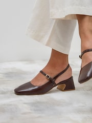 חום - Linzi נעלי עקב עם רצועה אחורית ואבזם, דגם Society - תמונה 6 מתוך 6