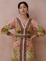 Raishma Jolene Dress A V-Neckline A Front Slit Long Puff Sleeves With Fitted Cuffs A Waistband With A Vertical Border Print Maxi Dress - Imagen 3 de 3