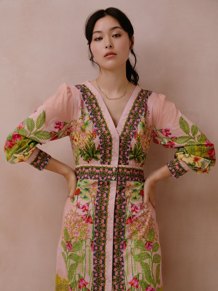 Raishma Jolene Dress A V-Neckline A Front Slit Long Puff Sleeves With Fitted Cuffs A Waistband With A Vertical Border Print Maxi Dress - Imagen 3 de 3