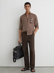 חום אספרסו - Reiss חולצת פשתן מכופתרת בגזרה רגילה, דגם Queens - תמונה 1 מתוך 7