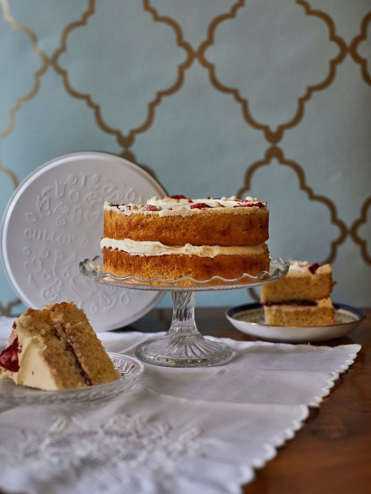 Cutter & Squidge Downton Abbey The Grand Finale Victoria Sponge Cake - Image 2 of 5