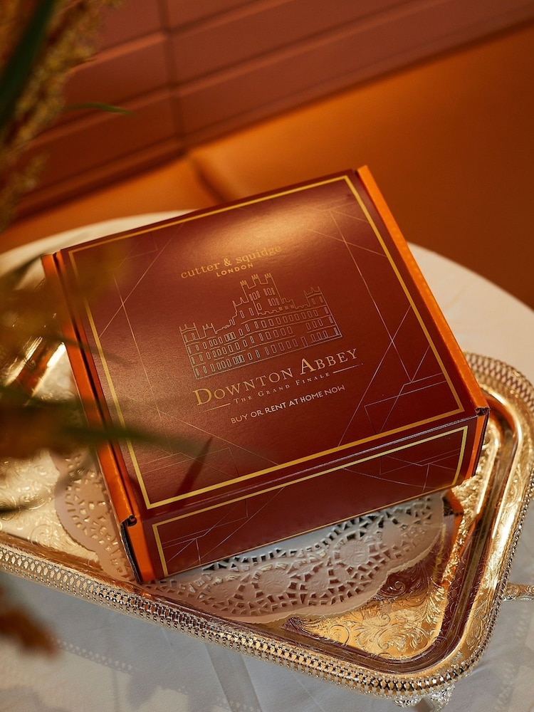 Cutter & Squidge Downton Abbey The Grand Finale Victoria Sponge Cake - Image 5 of 5