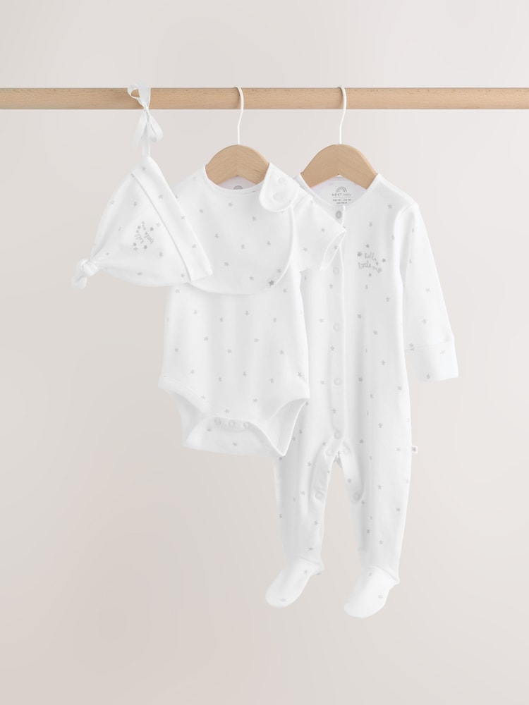 Blanco - Baby Sleepsuit, Bodysuit, Hat and Bib Set 4 Piece (0-9mths) - Imagen 1 de 18 Blanco - Baby Sleepsuit, Bodysuit, Hat and Bib Set 4 Piece (0-9mths) - Imagen 1 de 18