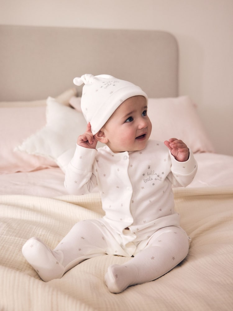 Blanco - Baby Sleepsuit, Bodysuit, Hat and Bib Set 4 Piece (0-9mths) - Imagen 2 de 18 Blanco - Baby Sleepsuit, Bodysuit, Hat and Bib Set 4 Piece (0-9mths) - Imagen 2 de 18