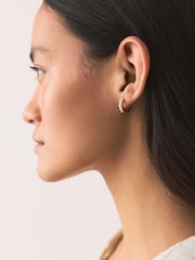 Goldfarben - Perleneffekt Creolen (Huggie Hoops) - Bild 2 von 5