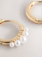 Goldfarben - Perleneffekt Creolen (Huggie Hoops) - Bild 4 von 5